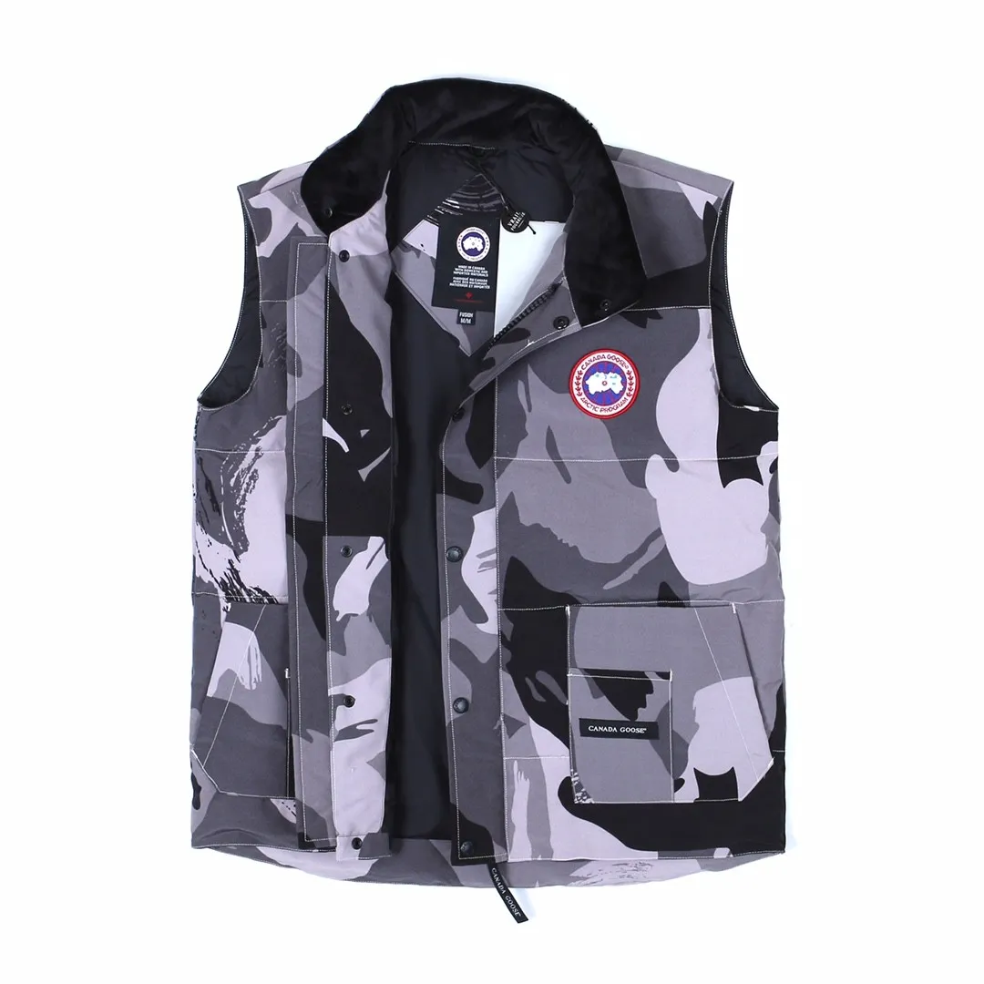 P320 Canada Goose Canada Goose #Freestyle Crew 4154M men's and women's vest down# ➖ Genuine synchronous anti-counterfeiting chip sensor! ➖ Imported Behringer embroidery machine to customize 10,000-needle embroidery logo! ➖ Imported 21-count polyester-cotton blended original fabric, using Feather-Light 10D waterproof coating fabric, made of 84.5% polyester fiber and 15.5% cotton, 100% the best feel in the entire network! ➖ The genuine official website uses the national standard 80 white duck down, and will never be misled by false claims such as 90 down or goose down! ➖ 100% nylon nylon lining with double double-layer sealing design to prevent velvet from running away. Top-grade polar fleece is used in the collar and pockets to keep warm and comfortable! ➖ Yoshida YKK provides original custom-made electroplated sliders. YKK two-way lockable zippers are tight and smooth and will not peel off paint! ➖ 3M composite original Velcro is durable, and all accessories and hardware are disassembled and customized!  SIZE: XS S M L XL XXL [Attached: Size chart]